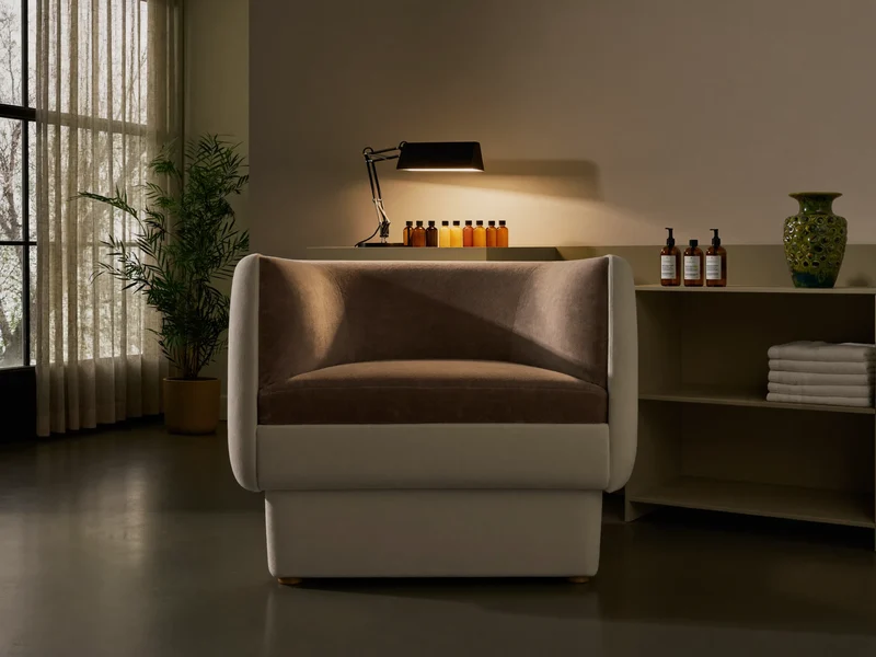 Illustration: gemütlicher Behandlungsraum mit Sessel, Schreibtischlampe, Regal und Zimmerpflanze